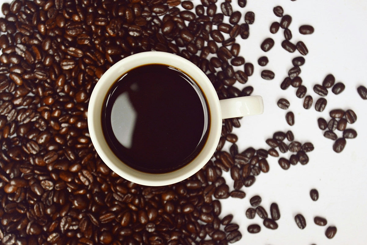 Taza de café y granos de café